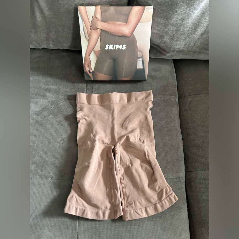 NEVER WORN* Skims sculpting shorts mid thigh size S/M